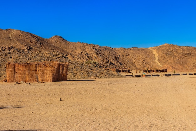 Edificios en pueblo beduino en el desierto árabe Egipto