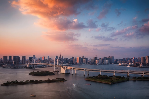 Edificios y puente al atardecer en Tokio