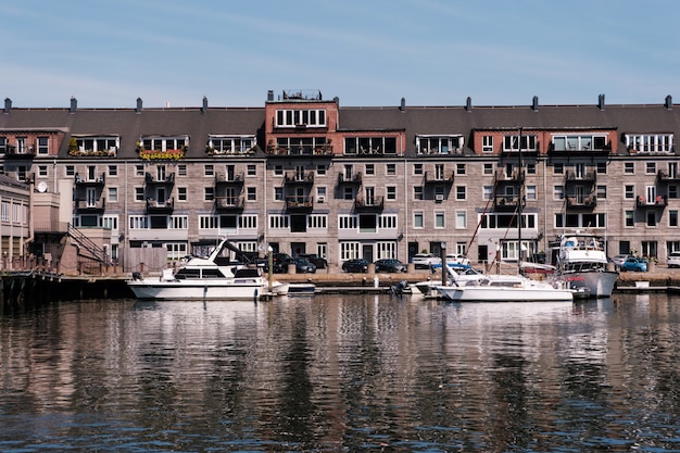 Edificios en el puerto y puerto de Boston