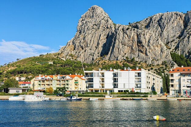 Edificios en el puerto del río Cetina en Omis, Croacia