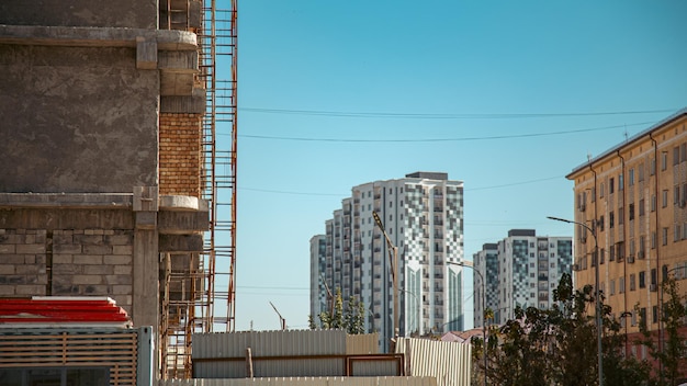 Edificios que tocan el cielo en una ciudad Side