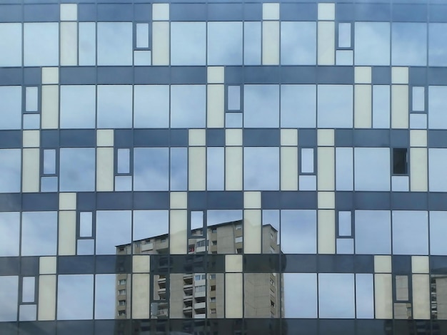 Edificios reflejados en otro edificio