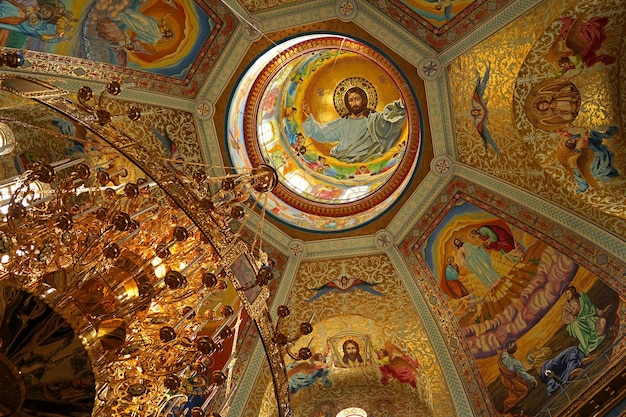 Edifícios religiosos Pochayiv Ucrânia decoração interior da catedral no Pochaev Lavra Interior da Santa Dormição Pochayiv Lavra Ucrânia maio de 2021