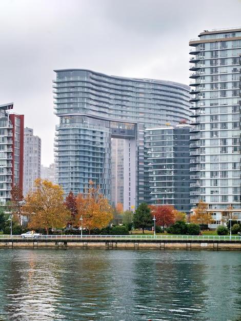 Edifícios residenciais altos à beira-mar do centro de Vancouver