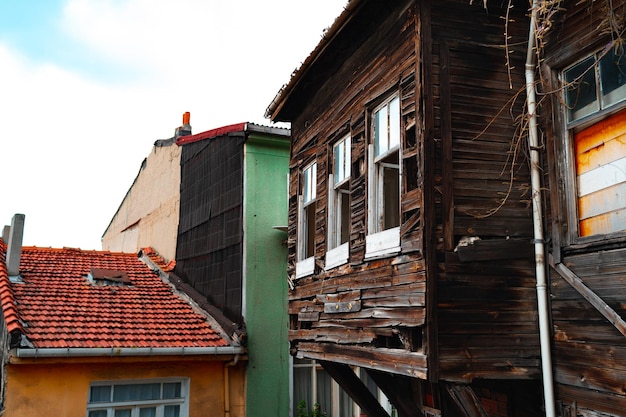 Edifícios residenciais antigos na rua de Istambul