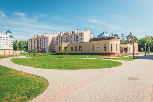 Edifícios residenciais com varandas na cidade, desenvolvimento urbano de prédios de apartamentos. Ostrovets, Bielo-Rússia