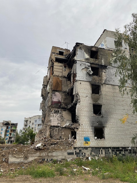Edifícios residenciais destruídos e danificados em Borodyanka após a invasão da Ucrânia pela Rússia