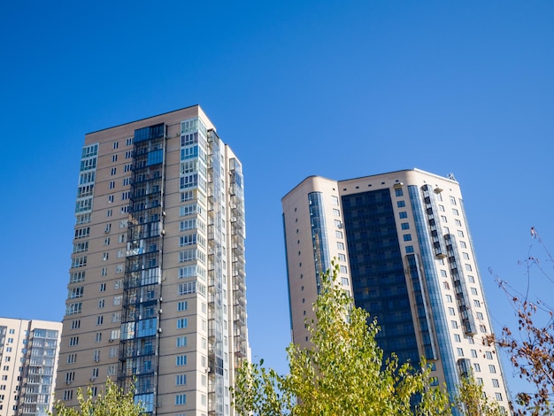 Edifícios residenciais modernos em um fundo de céu azul