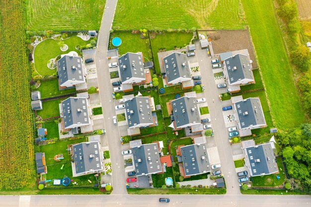 Edifícios residenciais modernos privados de altura. bairro privado com belas casas