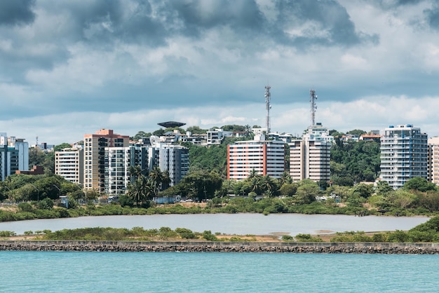 Edifícios residenciais na beira-mar em Ilheus Bahia, Brasil