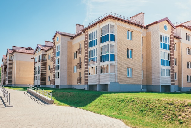 Edificios residenciales con balcones en la ciudad, desarrollo urbano de casas de apartamentos. Ostrovets, Bielorrusia