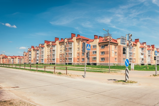 Edificios residenciales con balcones en la ciudad, desarrollo urbano de casas de apartamentos. Ostrovets, Bielorrusia