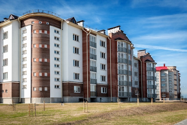 Edificios residenciales con balcones en la ciudad, desarrollo urbano de casas de apartamentos.