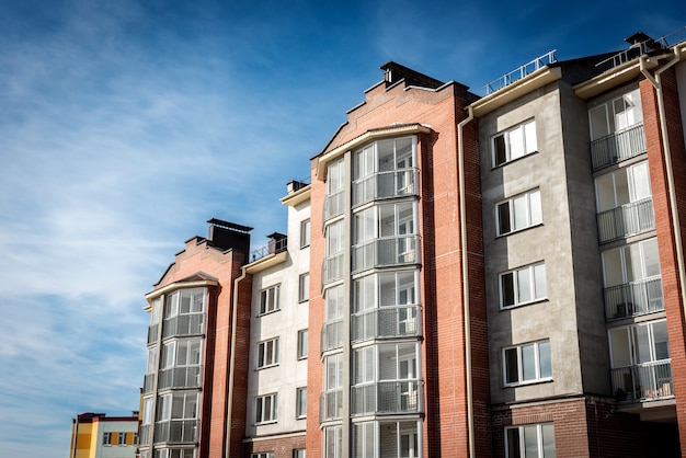 Edificios residenciales con balcones en la ciudad, desarrollo urbano de casas de apartamentos.