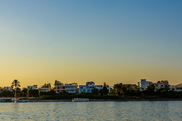 Edificios residenciales en un banco del río Nilo en Luxor Egipto