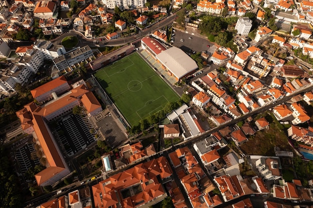 Edificios residenciales y campo de fútbol en ciudad soleada