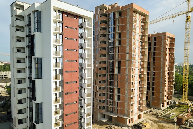 Edificios residenciales de gran altura y grúas torre en desarrollo en obra. Desarrollo inmobiliario.