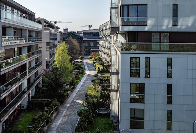 Edificios residenciales de gran altura con jardines verdes