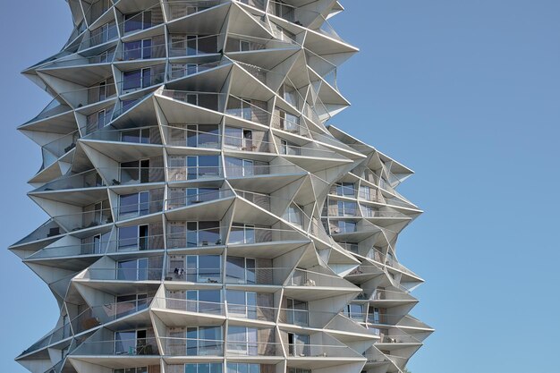 Edificios residenciales modernos contra el cielo azul