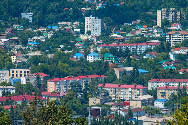 Edificios residenciales en las montañas boscosas