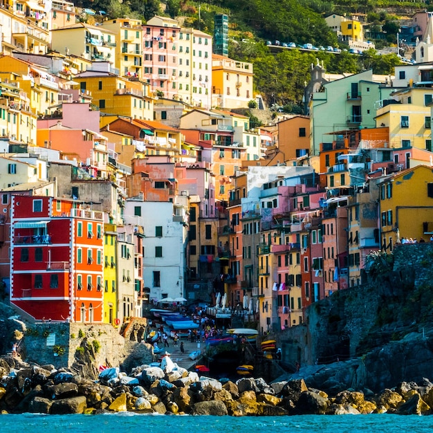 Edificios residenciales multicolores contra el cielo