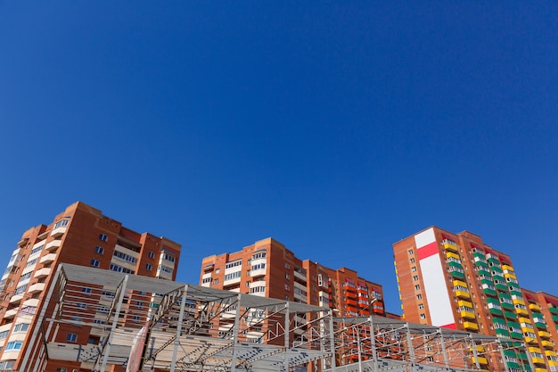 Edificios residenciales sobre un fondo de cielo azul