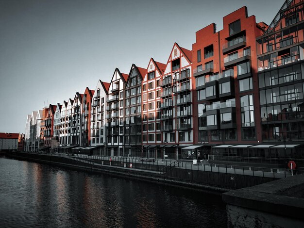 Edificios por el río contra el cielo en la ciudad