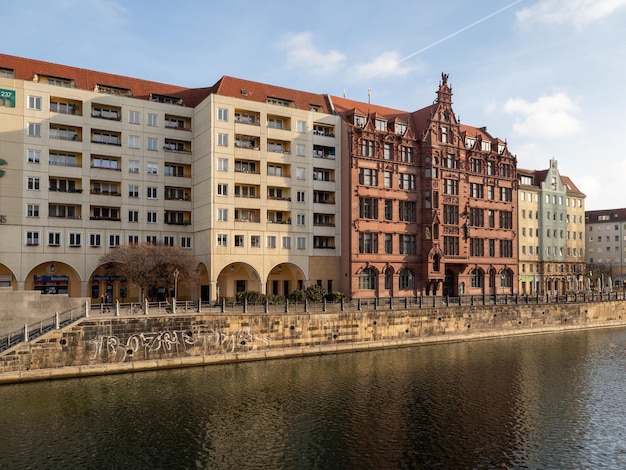 Foto edificios por el río contra el cielo