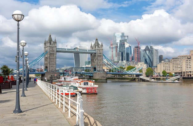 Edificios en el río Támesis en el hermoso paisaje urbano de Londres