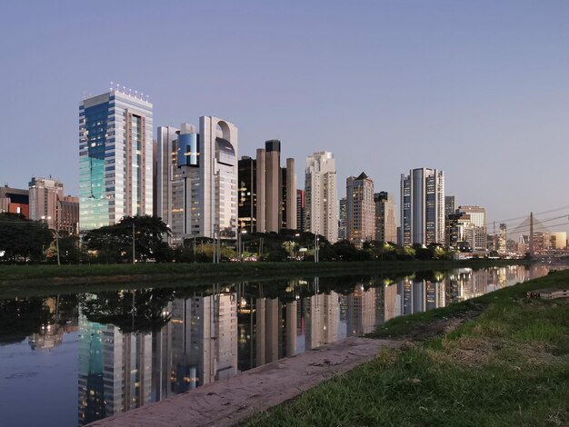 Edificios en Sao Paulo al otro lado del río Pinheiros en la noche