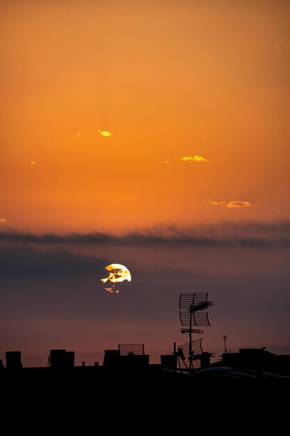 Foto edificios en silueta contra el cielo naranja durante la puesta de sol