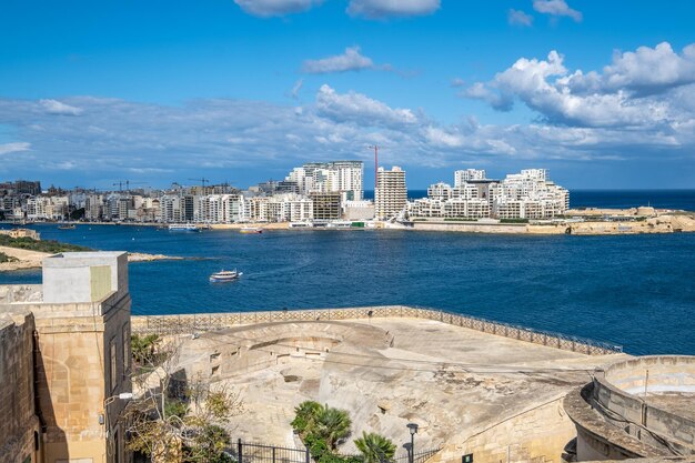 Edificios de sliema contra el cielo nublado