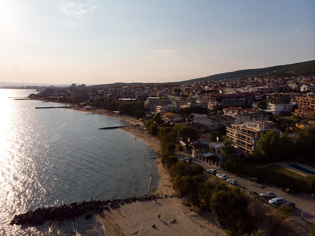 Edificios en Sveti Vlas en Bulgaria Vacaciones de verano en Europa durante la cuarentena Fotografía aérea vista de drones