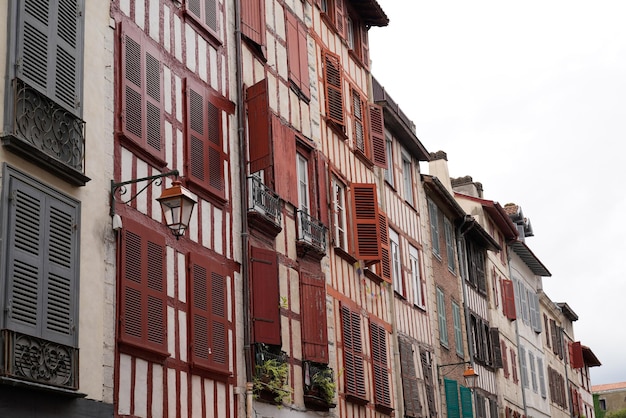 Edifícios típicos antigos na cidade bask Bayonne no antigo país basco na França Aquitaine