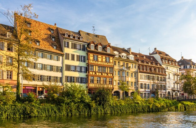 Edifícios tradicionais da alsácia sobre o rio ill em estrasburgo