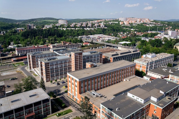 Edifícios tradicionais de tijolos vermelhos de Zlin exteriores à antiga fábrica de calçados Morávia República Tcheca ensolarada vista aérea do dia de verão