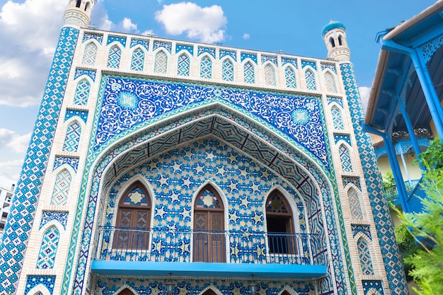 Edificios tradicionales con balcones de mosaico azul en el casco antiguo de Tbilisi.