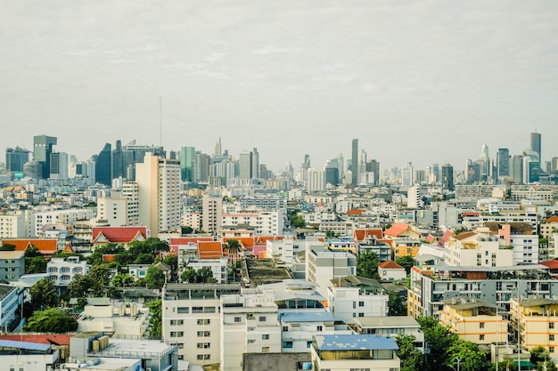 Edificios y tráfico de la ciudad de Bangkok, Tailandia