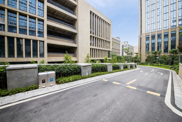 Edificios urbanos modernos y autopistas en el centro de negocios