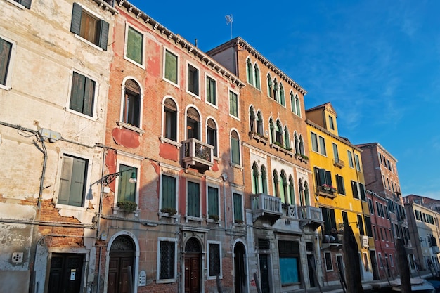 Edificios de Venecia en un día soleado