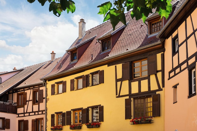 Edificios con ventanas en la comuna de Eguisheim Francia