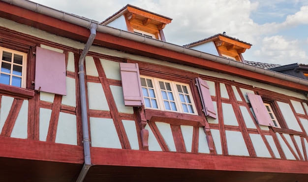 Edificios con ventanas en la comuna de Eguisheim Francia