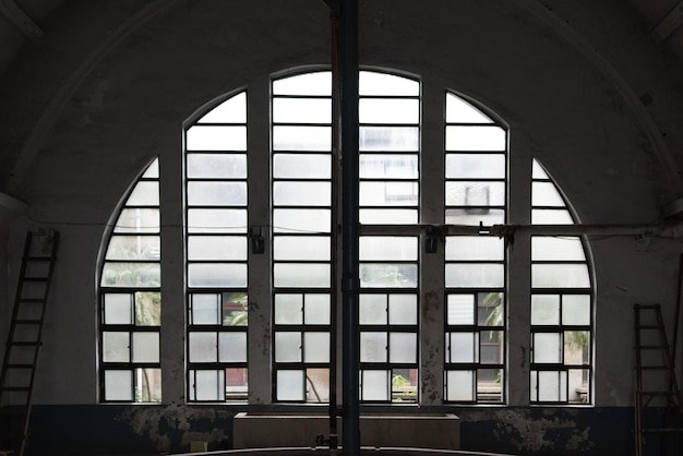 Foto edifícios vistos através de uma janela de vidro