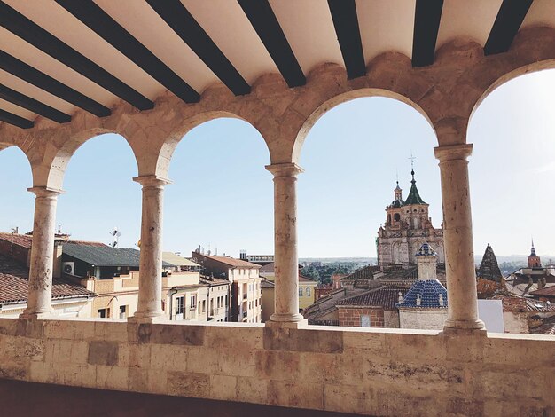 Edificios vistos a través de una ventana de arco