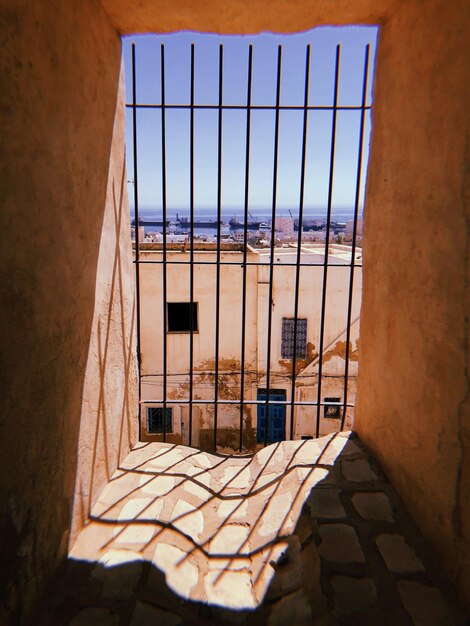 Foto edificios vistos a través de una ventana en la ciudad