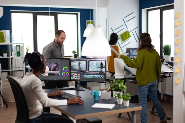 Foto editor de vídeo africano usando fone de ouvido, edição de filme de design
