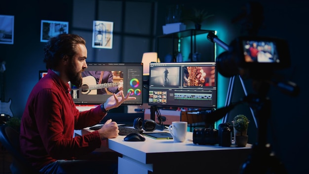 Editor de video filmando tutorial en línea sobre la edición de gradación de colores e iluminación