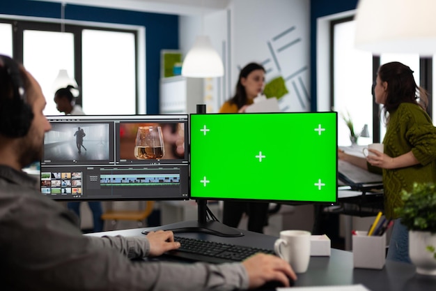 Editor de video que usa una computadora con clave de croma, simula un proyecto de video de edición de pantalla aislada y metraje de audio. Montaje de película de procesamiento de editor de camarógrafo en pc con pantalla verde