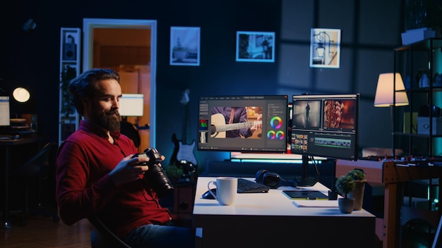 Editor de video trabajando para una compañía de producción independiente comprobando imágenes en la galería de cámaras