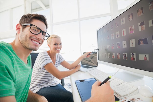 Editores de fotos alegres trabajando en fotografía